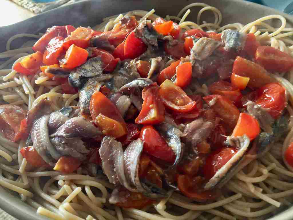 Spaghetti alle Acciughe con Pomodorini e Basilico